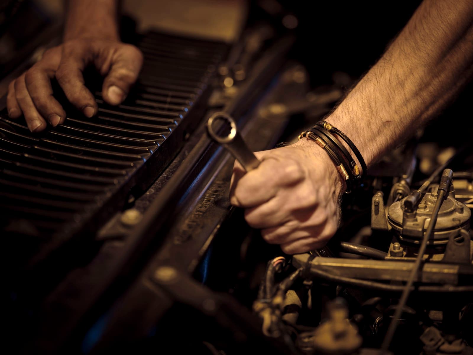 Motor başında çalışan tamirci